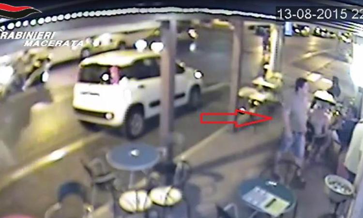 Incendiò l'auto di un buttafuori su commissione: in manette pluripregiudicato di Civitanova