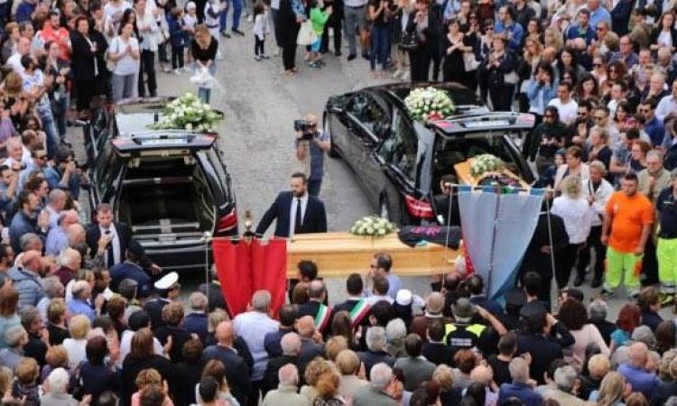 Anche il cielo ha finito le lacrime per l'ultimo saluto a Riccardo e Chiara - VIDEO