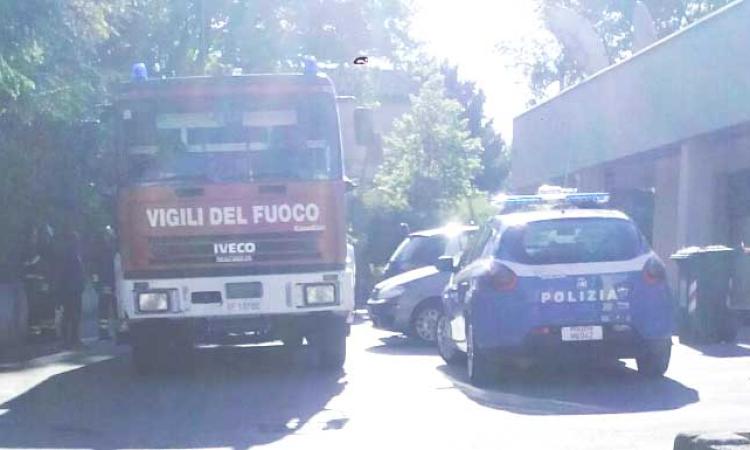 Macerata, la griglia si apre e cade in una "bocca di lupo"