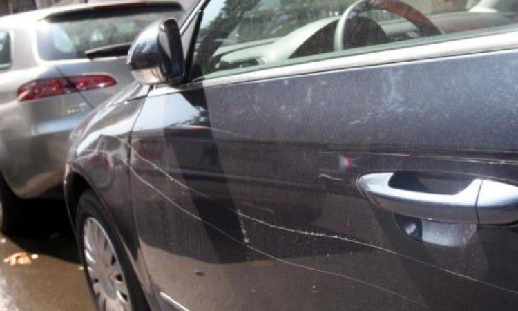 Niente elemosina? Per ripicca sfascia specchietti e riga le auto