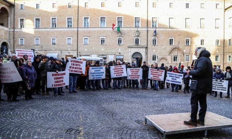 Sit-in per la sicurezza, Saltamartini: "se qualcuno userà la pistola, noi l'avevamo detto" - VIDEO