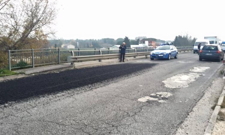 Camion perde il carico: traffico rallentato sul ponte di Piediripa