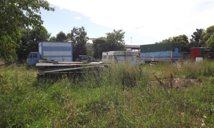 Scoperto un "cimitero" abusivo di autocarri a Piediripa