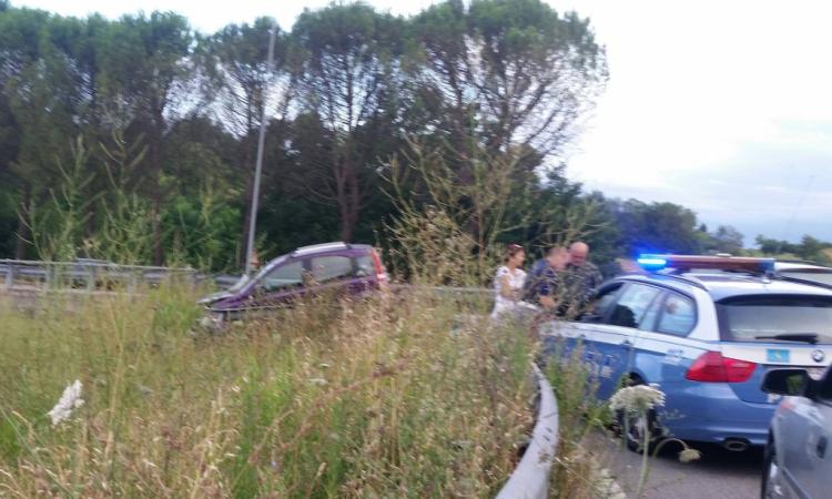 Con l'utilitaria contro il guard-rail: in quattro finiscono in ospedale
