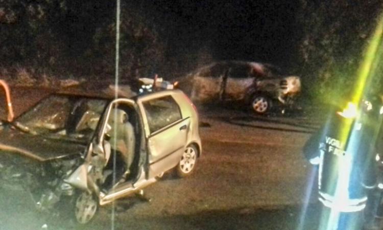 Tragedia a Porto Recanati, auto prende fuoco dopo lo schianto: un morto - VIDEO