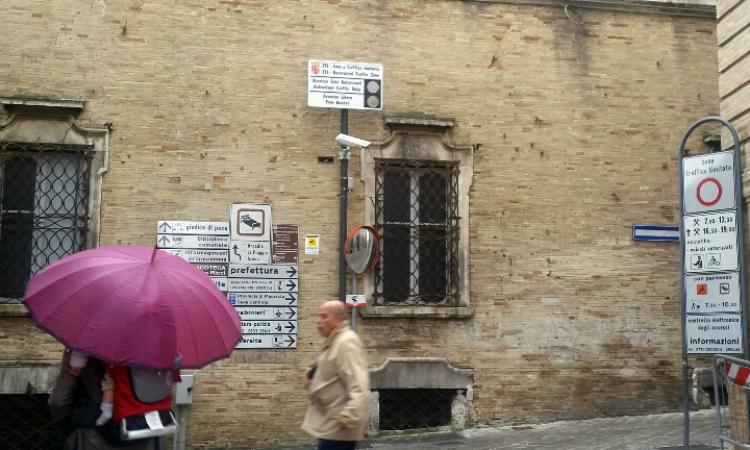 Out il semaforo per l'accesso in centro: proteste di commercianti e cittadini