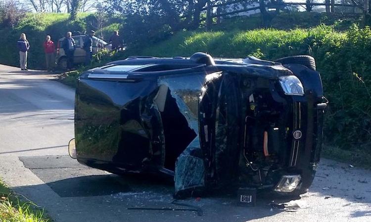 Si ribalta con l'auto in contrada Morica: paura per una giovane maceratese