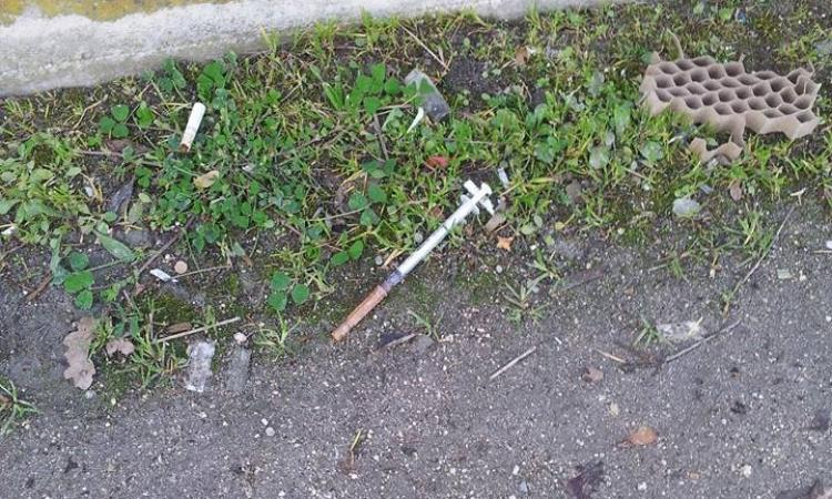 Ancora siringhe abbandonate vicino alle scuole a Civitanova