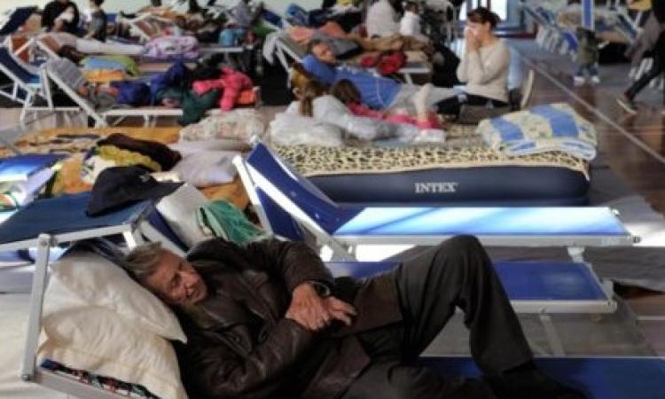Quindici notti sui lettini da mare per gli sfollati di Tolentino