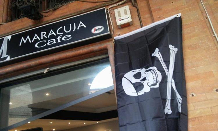 Gli rubano le bandiere fuori dal locale e lui ne espone una nera con il teschio
