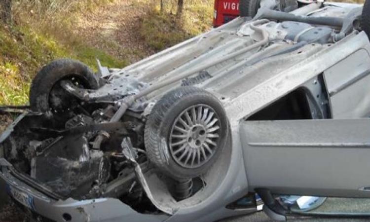 Incubo di Natale: auto con famiglia di Camerino a bordo si ribalta, feriti anche due bimbi