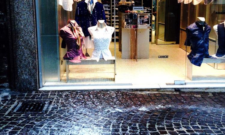 Sampietrini instabili in via Gramsci alzano acqua e terriccio: disagi per pedoni e commercianti