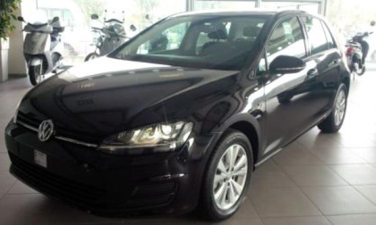 Parcheggia l'auto vicino alla stazione e gliela rubano