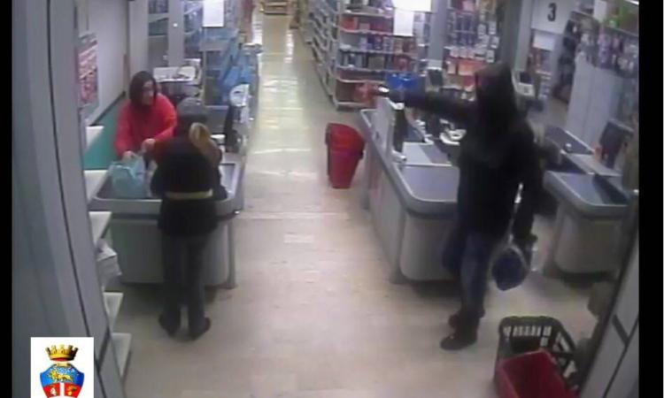 In manette dopo una settimana il bandito che rapinò la Coal a Macerata