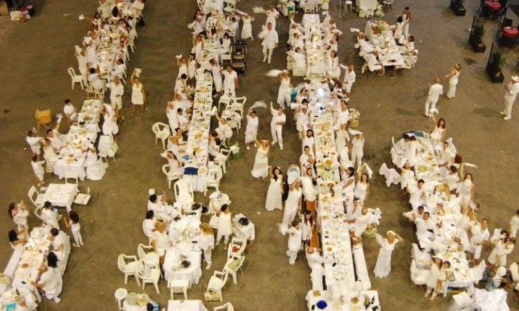 Più di duecento persone alla cena in bianco in piazza della Libertà - FOTO