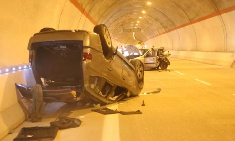 Incidente dentro la galleria Varano: sei feriti, uno grave