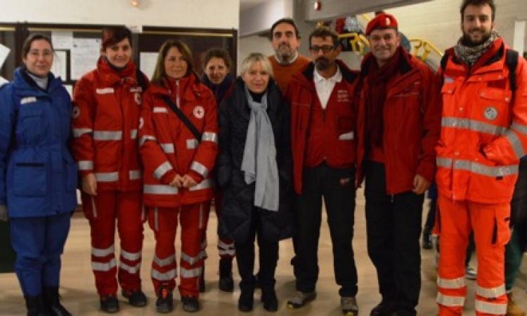 Gli psicologi di Cisom e Cri all’ingresso della scuola