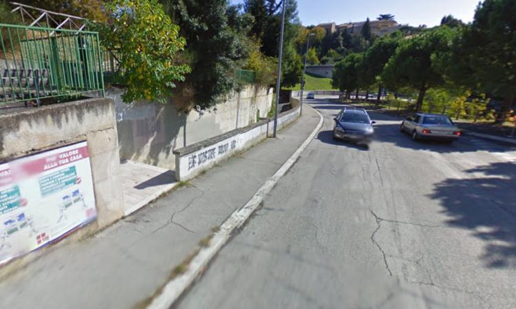 Diciassettenne aggredito e derubato da quattro malviventi a Macerata