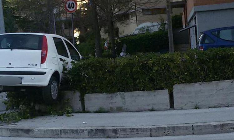 Macerata, "vola" con l'auto sopra un'aiuola: illeso
