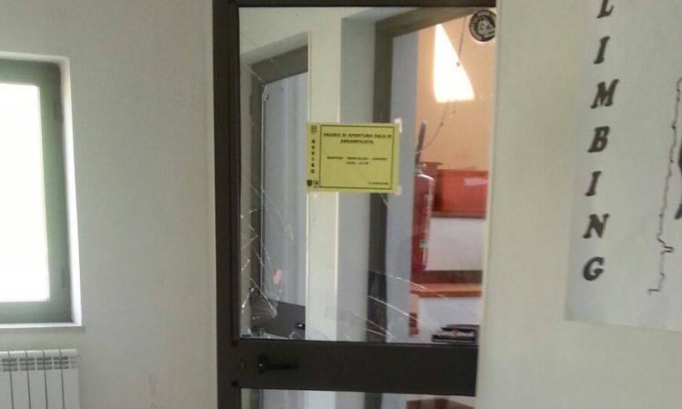 Impianti sportivi di Camerino nel mirino dei malviventi: danni ingenti alle strutture