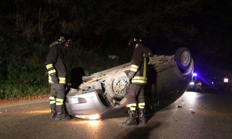 Auto si capovolge: occupanti illesi