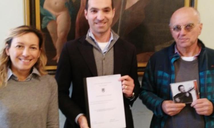Consegnata al sindaco Acquaroli una copia di una tesi di laurea su Mugellini