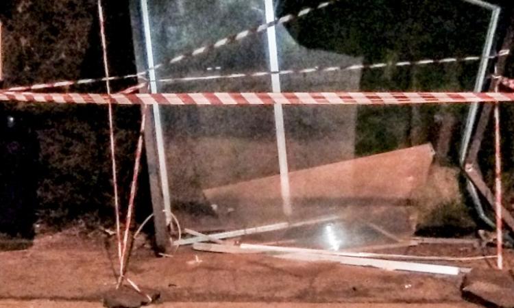 Auto si schianta contro la pensilina del bus: tragedia sfiorata in via Cincinelli a Macerata