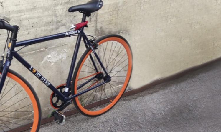 Vede i carabinieri: molla la bici e scappa a piedi per evitare i controlli