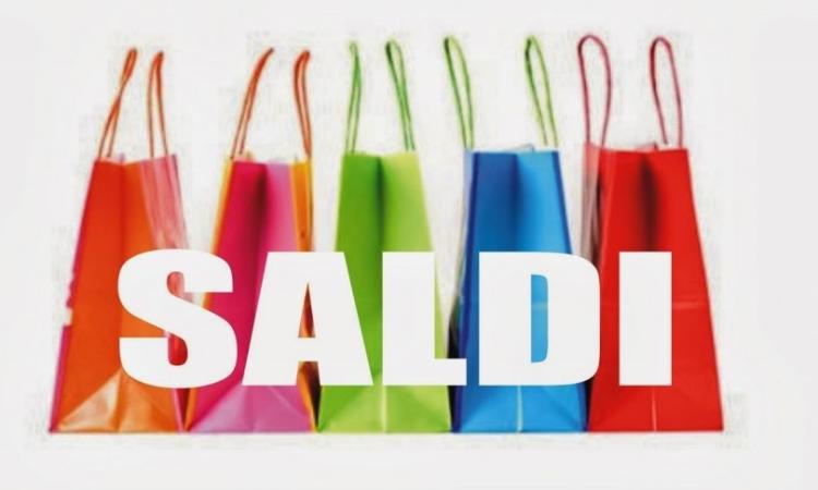Anticipo dei saldi: negozi aperti fino alle 24 nel centro di Macerata