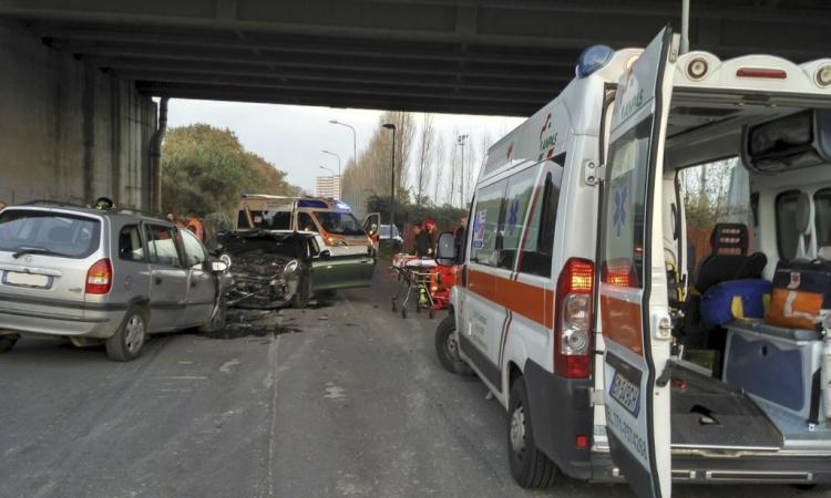 Frontale tra due auto a Porto Recanati, due feriti gravi - LE FOTO -