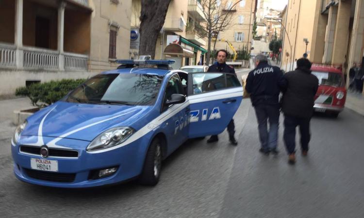 Tenta la rapina all'UbiBanca di Macerata ma trova un poliziotto in borghese che lo ferma