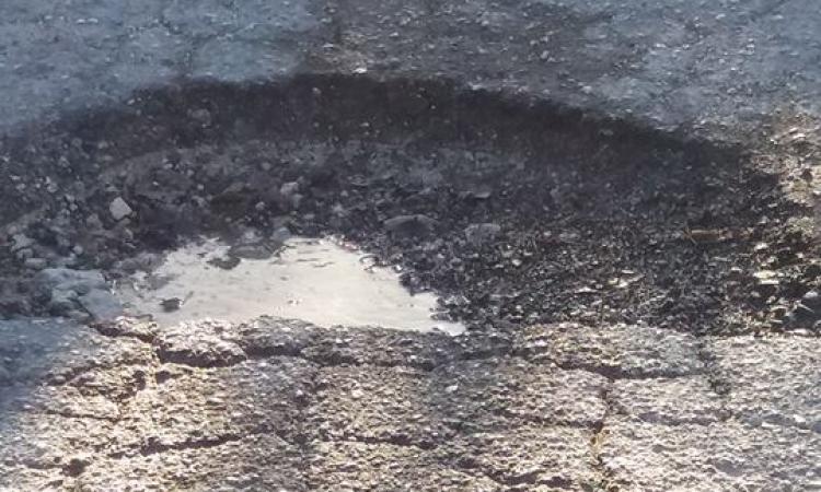 Piediripa: la strada sembra bombardata. E un'auto si ritrova con due gomme spaccate