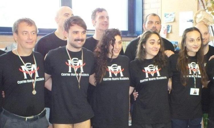 Il Centro Nuoto Macerata fa il pieno di medaglie a Fabriano