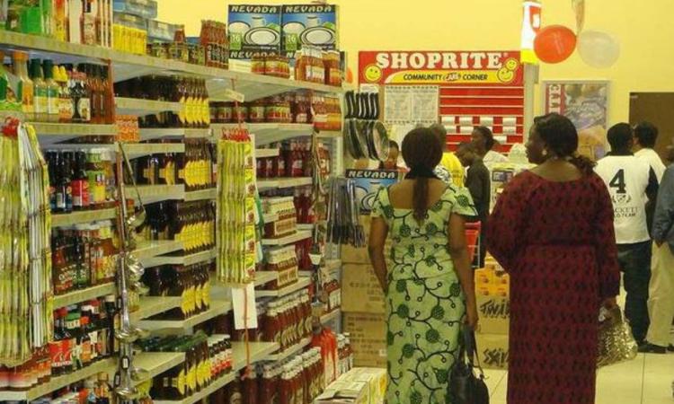 Controlli della polizia nel suo negozio: nigeriano dà in escandescenza e finisce nei guai