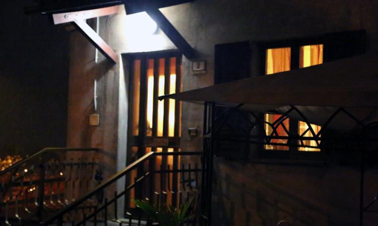 Tentano di entrare in una casa: disturbati sono costretti a fuggire