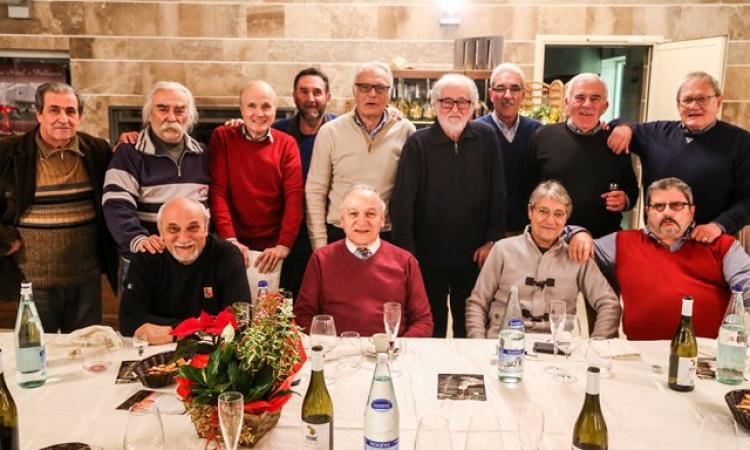 Cena di classe da 49 anni: la 5°B di Macerata festeggia quasi mezzo secolo