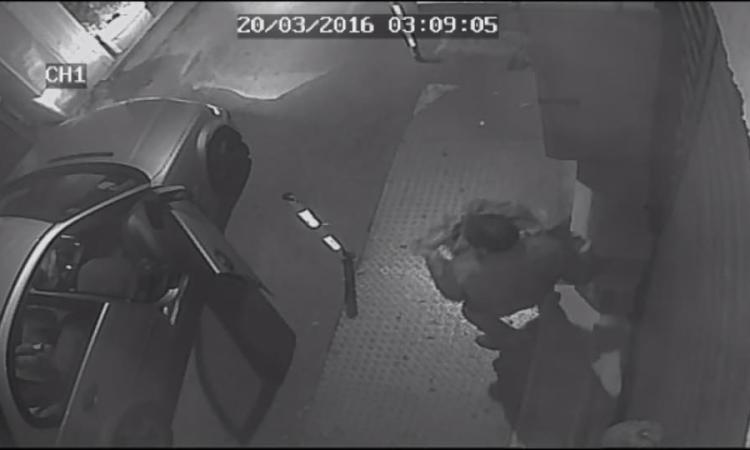 Ladri immortalati dalle telecamere mentre rubano... un vaso a Civitanova - LE IMMAGINI