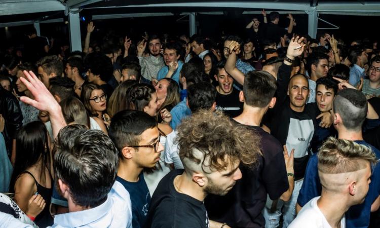 In duemila per l'inaugurazione dell'Ikona Beach Club