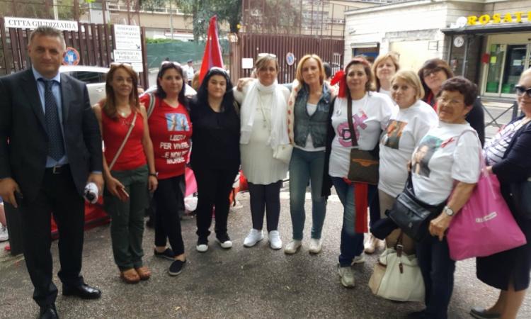 Deborah Pantana a Roma per un sit in in memoria di Sara Di Pietrantonio