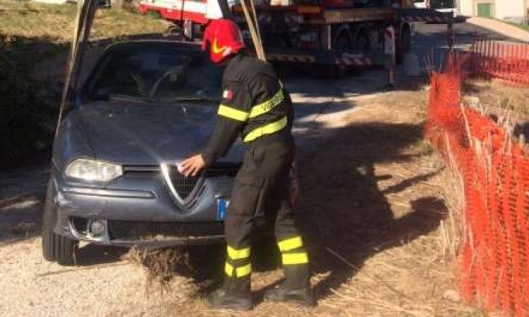 L'Alfa si sfrena e finisce in un fossato