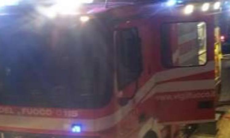 Incendio nella notte: semidistrutto il calzaturificio Betti's di Morrovalle