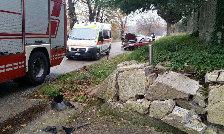 Famiglia di tre persone finisce fuori strada con la macchina
