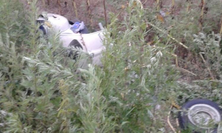 Si rompe la Vespa e finiscono fuori strada: grave il conducente