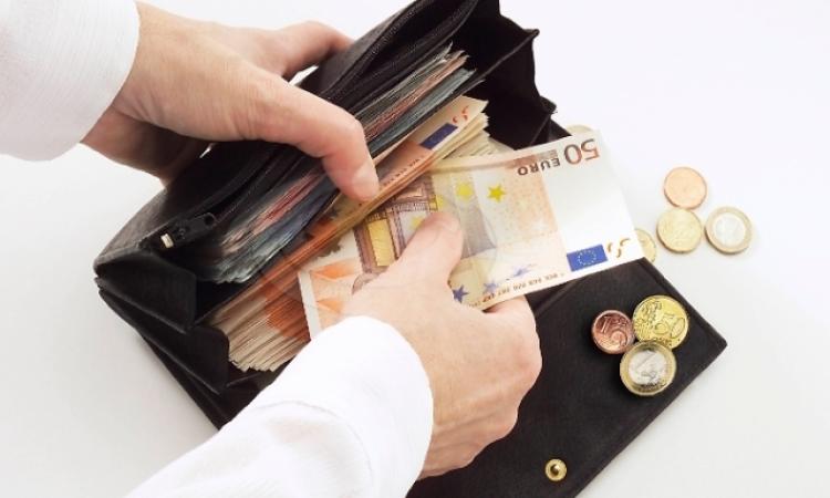 Lascia la borsa incustodita al bar: spariti soldi e patente