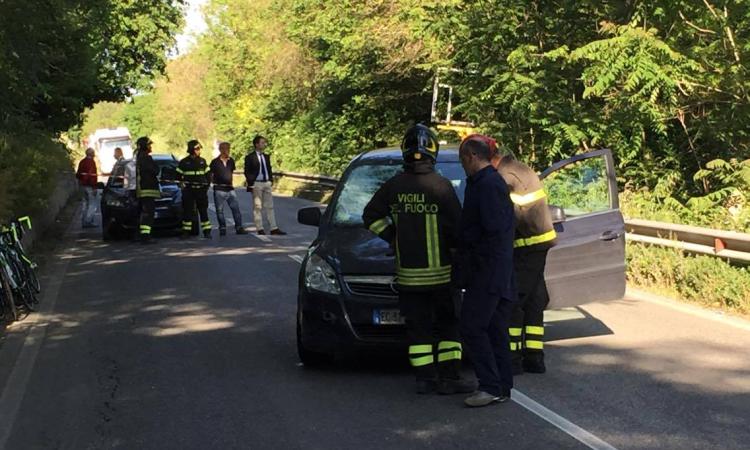 In sella alla bici si scontra con un'auto: gravissimo 16enne di Treia