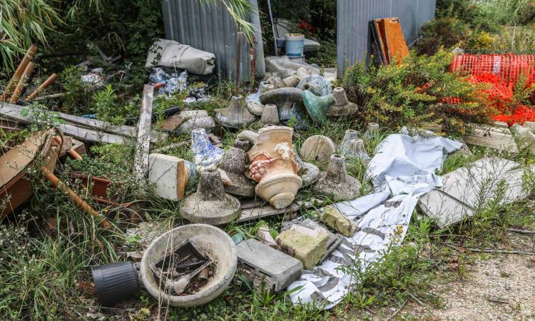 Vicino "La Filarmonica" una discarica a cielo aperto - FOTO