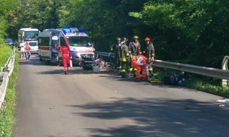 Frontale fra auto e moto: grave una coppia di centauri