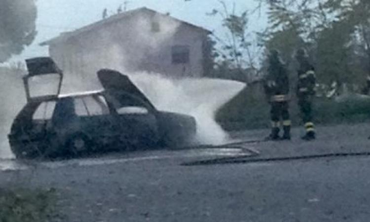 Auto in fiamme a Potenza Picena