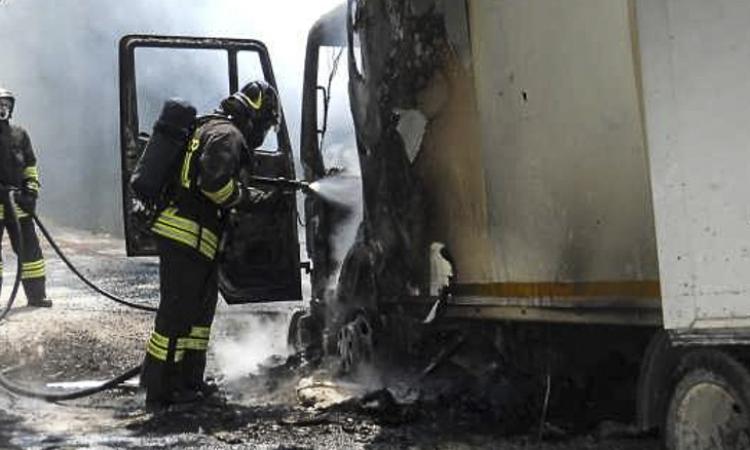 A fuoco furgone di frutta a Cingoli