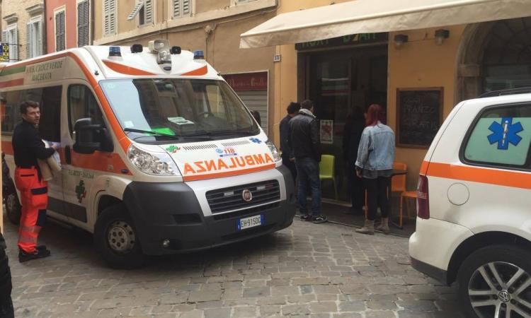 Si sente male al bar: portato in ospedale in ambulanza